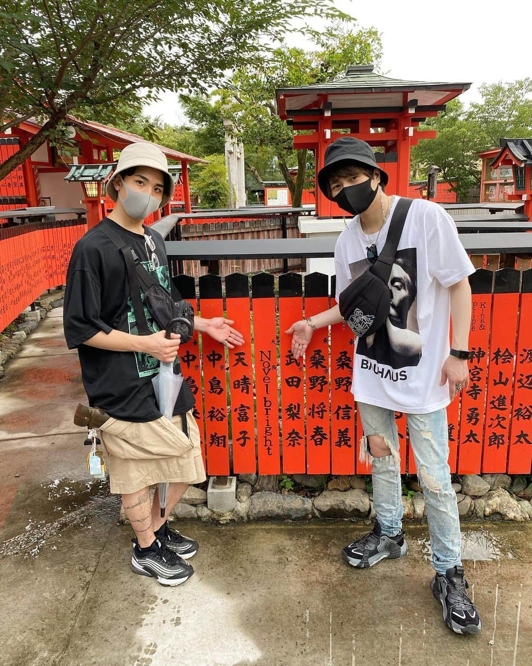 竹中雄大さんのインスタグラム写真 - (竹中雄大Instagram)「今日はねぎくんと京都の嵐山にある 車折神社にお参りに行ってきました。 2017年の正月に立てた玉垣。 メジャーデビュー後初の全国ツアーが無事終わり こうして久しぶりにお参りできて嬉しかった〜！  皆さん是非京都に行く際は見に行ってみてね！  #novelbright #竹中雄大  #京都 #嵐山 #kyoto  #車折神社 #shrine  #芸能神社 #神社  #ねぎくんは大阪時代 #月に一回お参りに行ってた #神社好きドラマーねぎ氏 #実は  #YouTubeメンバー祐亮も #玉垣立ててた #2ヶ月前の上京前に #立てたらしい  #粋やな  #かっこええやん  #自分の夢も  #大事な仲間の夢も #一緒に叶いますように #今日YouTubeも撮ったので #vlog #お楽しみに」7月15日 21時45分 - yudai_vo