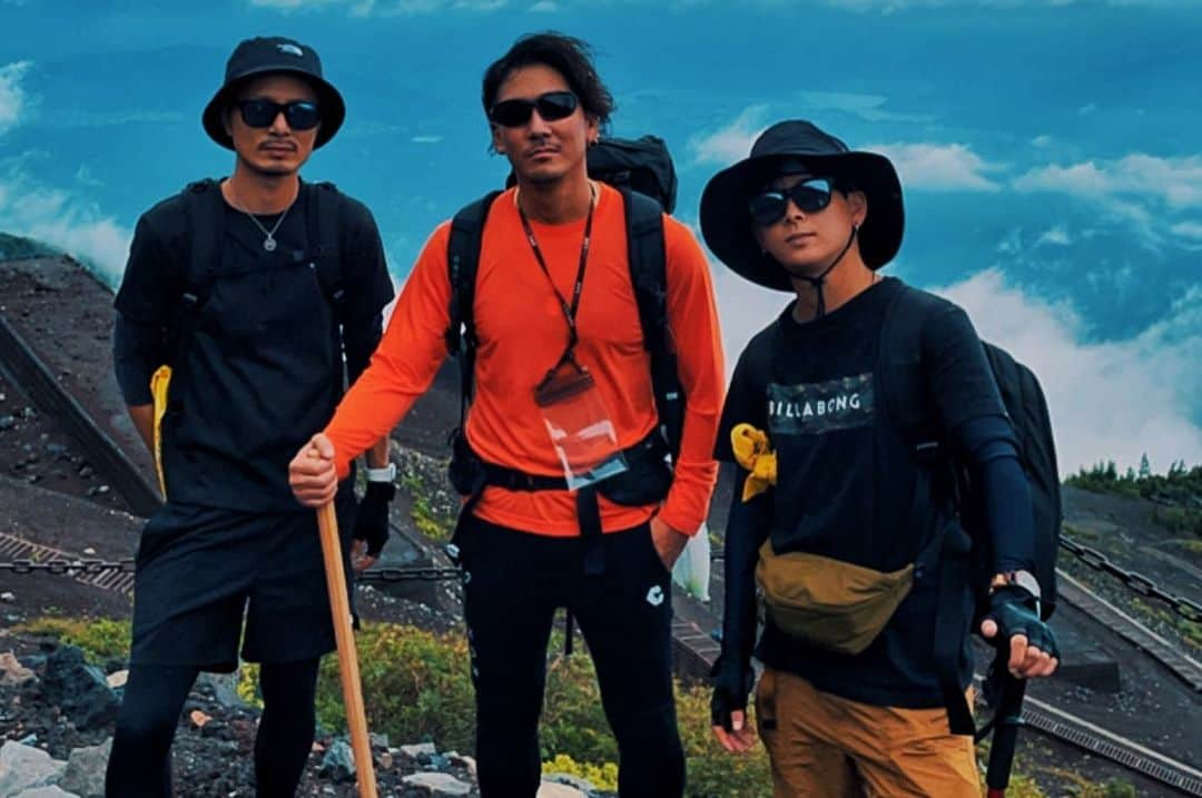 小出翔太さんのインスタグラム写真 - (小出翔太Instagram)「富士山✖︎母✖︎時間は待ってくれない  ２０代半ばの時に母に富士山に登りたいって言われたけど自分の夢を叶えるのに必死で  ３０歳で登りたかったけどお店のオープンなどが重なり行けず  ３３歳になってやっと少し時間ができたから富士山行く？て聞いたら『たぶん体力的にもう無理かもって』時間は待ってはくれない。  また迷惑や心配かけるだろうけど来世でまたあなたの息子になって次は早めに気づいて一緒に山頂で景色をみながらあなたの好きな煙草でも吸おう。  Googleで検索すれば画像もでる、YouTubeをみれば動画もみれる、そうゆう事ではない。そんな小さな事も叶えてあげられないんだって意味のある登山。  この景色はずっと苦労かけてきた母へのほんの少しの贈り物。  登山理由が個人的なものだったから1人で行くはずだったけどそれを話した上で自分達も理由をつけてついてきてくれた仲間に感謝。  ありがとう。  #富士山#母#景色#贈り物#山頂#迷惑しかかけてこなかった#マザコンではない#迷惑ばっかかけてたぐらいだから#でも大事#普段不器用だからあまり態度に出さないけど#照れるから#自分の母親大事にできない男は自分の女も大事にできない#本当に心配ばっかかけてきたけど#俺らしく#ずっと自由にやってきた#天真爛漫#言葉にも力が宿るように行動にも力が宿る#俺にとったら意味のある登山#自分の為ではない#結果自分の為にもなっただけ#誰かの為に動ける人間に#仲間に感謝#日本一#登山#理由#飲食#飲食経営#経営者#愛知#名古屋」7月15日 21時45分 - aichiken3