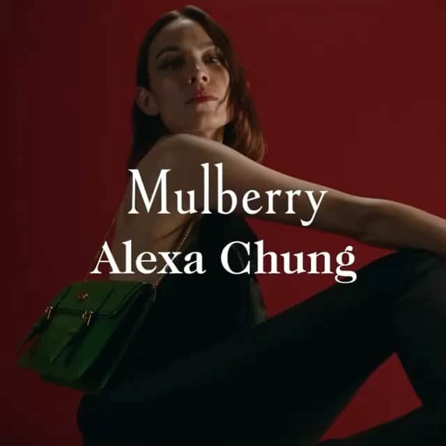 HiRAO INCのインスタグラム：「・・・ Mulberry x Alexa Chung ❤️❤️  創業50周年を記念して、マルベリーを代表するアイコンバッグ誕生のキーパーソンであり、ブランドとも長く親交のあるアレクサ・チャンとのコラボレーションを発表🍒  今回のコレクションは、アレクサ・チャンのデザイナーとしてのデビュー作  「とても貴重な経験でした。自身のマルベリーバッグをデザインするなんて、夢のようなことが現実となりました」-Alexa Chung  オリジナルモデルのアレクサのベースとなったブリーフケースのエルキントンと、ヴィンテージスタイルのサッチェルバッグの要素を併せ持つ「ビッグ ガイ」と「リトル ガイ」がコレクションのヒーロー。   本コレクションでは、マルベリーが継続的に取り組んでいる、環境に配慮したサステナブルな製品づくりを推進するべく、国際環境基準団体の認定を受けたタンナリーから調達したレザーを使用し、英国サマセットにあるカーボンニュートラルな工場にて、世代を超えて長く愛用していただけるバッグづくりを行っています。  #Mulberry50 #MulberryxAlexaChung」