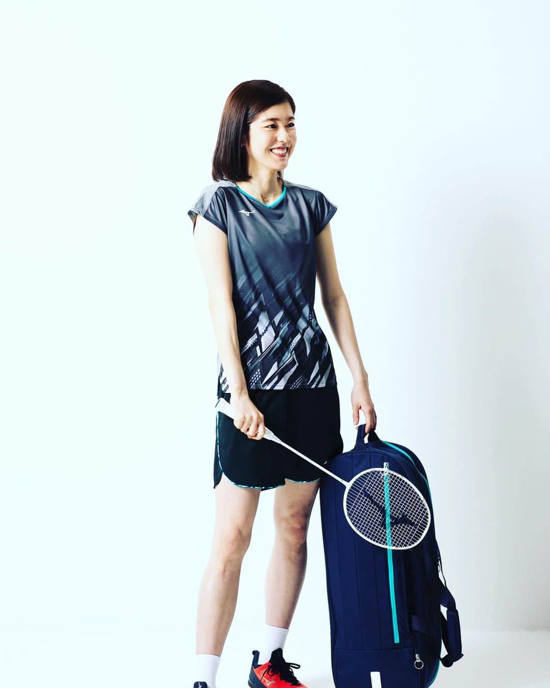 のインスタグラム：「ミズノさんの新アイテム✨  今回は前回と違って柄物👚 通気性がよくて、暑い夏には最高の生地👀 そしてこの色は締まって見える！ような…笑  今年の夏はこれを着ていっぱい動くぞー！！✨ 皆さんのところにこれを着て 早く会いにいきたーい🥺💓  アパレルサイト https://www.mizuno.jp/badminton/wear/smartline/  トーナメントバック https://www.mizunoshop.net/disp/CSfGoodsPage_001.jsp?GOODS_NO=712465  トートバッグ https://www.mizunoshop.net/disp/CSfGoodsPage_001.jsp?GOODS_NO=712468  #ミズノ #mizuno #バドミントン #badminton #栗原文音」