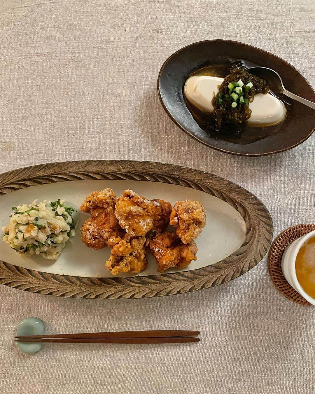 猫沢エミさんのインスタグラム写真 - (猫沢エミInstagram)「@shimi_matsu さんのスーパスリムオーバルを、こんな日常食…しかもローカルな唐揚げやらポテトサラダなんていう和食に使っていいものか…🤔と、ちょこっと悩んだのだけど、私的にはすごくいいかもしれない！となった。  ひょろながの秋刀魚みたいな焼き魚にもいいし、ちょこちょこと副菜の盛り合わせを並べても良さそうだ。  食器ってね、使えば使うほど食器が喜ぶと思っているんですよね。もしもうっかり欠けてしまってもいいじゃない。それは、時間の刻印だから。あんまりひどかったら金継ぎをお願いすればいい。  @ti_k.ta__k さんの通称・ヨコでビヤー @hayashitakuji_ さんの楕円皿でもずく冷奴  私の大好きな陶器・磁器家さんたちの作品に囲まれた、普通のごはんのいい夕餉。  ※松塚裕子さんは、現在 @hinata_note で開催中の〝手仕事を結ぶ庭 展〟に作品を出してらっしゃいます。気になる方は、この機会にぜひ。  #猫沢飯　#ねこしき　#猫沢銘品　#もういちどメイドインニッポン　#オーバル皿をこよなく愛してる」7月15日 22時01分 - necozawaemi