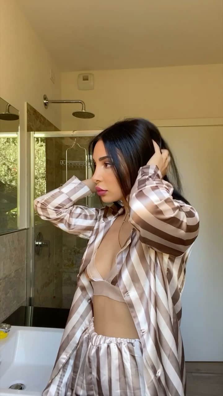 sananasのインスタグラム：「#SponsoriséParKiko Et dire que c’est John qui m’a dit «  eh ! C’est le Kiko de Kiko Milano ?! » 😂Merci à @kikomilano d’avoir sponsorisé cette vidéo et de m’avoir fait confiance une fois de plus 🤩Et vous ? Elle vous inspire quoi cette nouvelle collection Dolce Diva ? 💎  Produits utilisés : -Dolce diva perfecting face fluid Spf 50 :https://bit.ly/3raYAVC  -Dolce diva fresh feel foundation Spf 30 :https://bit.ly/3iaOJLh  -Dolce diva fresh feel setting powder : https://bit.ly/36JgftX  -Dolce diva glam cushion highlighter KIKO : https://bit.ly/3iadQ0N  -Dolce diva baked blush trio KIKO : https://bit.ly/3ifT8g0 -Dolce diva baked bronzer KIKO : https://bit.ly/2VBrGSe  -Dolce diva baked highlighter KIKO : https://bit.ly/3z1nFFi  -Dolce diva eyeshadow palette KIKO : https://bit.ly/3z4piCb  -Dolce diva waterproof eye marker KIKO : https://bit.ly/3xMgSPu  -Dolce diva twist brush waterproof mascara KIKO : https://bit.ly/3hFADTd  -Dolce diva long lasting lip colour KIKO : https://bit.ly/3klTepi  #Kiko  #DolceDiva」