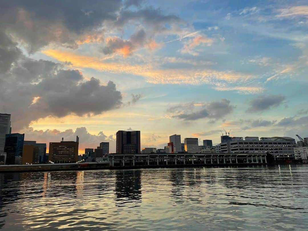 住吉美紀さんのインスタグラム写真 - (住吉美紀Instagram)「築地2021。 地上は、いろいろ。 夕空は、真夏模様。」7月15日 22時15分 - miki_sumiyoshi