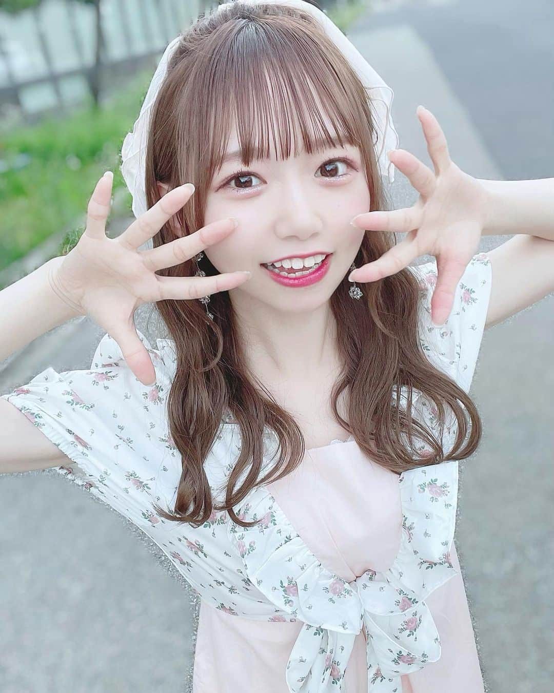 畑美紗起のインスタグラム：「撮影できさせていただいて かわいくって自分で買いにいったワンピース👗💓  リボンとピアス合わせてピンクとホワイトでまとめたよ🌸  リアルトーク会大阪でのイベント最終枠のときのお写真📸  ワンピース🏷 @epineofficial   #ヘアアレンジ #ヘア #ファッション #ファッションコーデ #今日のコーデ #夏コーデ #ラストアイドル #ラストアイドル2期生 #ラスアイ #畑美紗起 #fashion #fashiongram #fashionista #onepiece #ootd #ootdfashion  #instafashion #dailylook #hairstyle #épine」