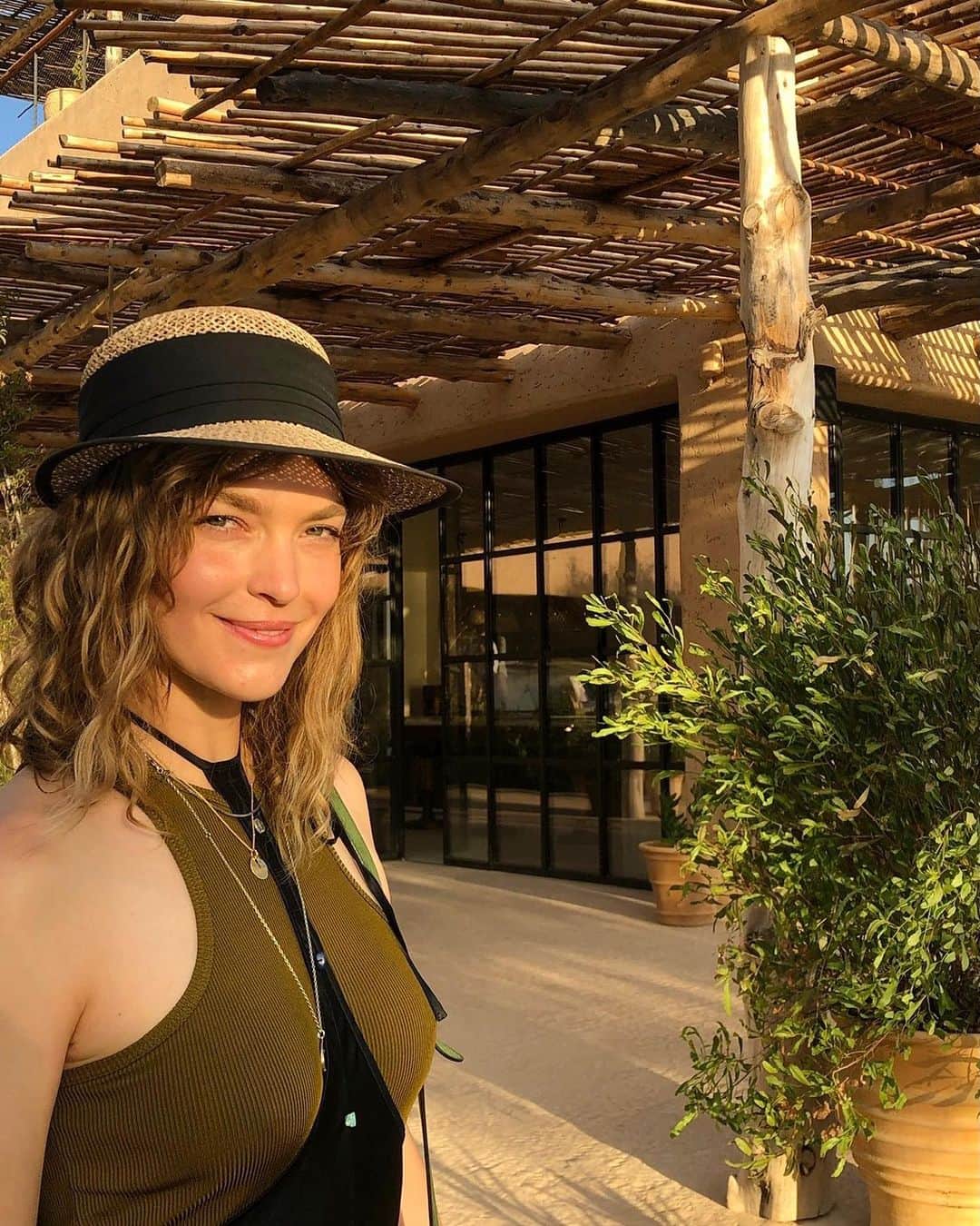 アリゾナ・ミューズのインスタグラム：「I want to talk about this because I realised a little while ago that when sustainability is at the forefront of a business it changes the whole energy of a place. When the intention is to help the planet, support the local community and live alongside nature as part of the landscape it feels connected and human.  I am in love with @sixsenses_ibiza 🌿  It’s a new hotel here in Ibiza and a very special one at that. It is the first sustainable BREEAM certified resort and residential community in the Balearics. You can see and feel sustainability is at the heart of every single thing they do and this makes me so HAPPY.  This hotel has a farm located 15 minutes away from the resort where their Farmer, Kobi, grows the food for their vegetarian restaurant. It’s all organic, seasonal and responsibly sourced which makes you feel so sustained and nourished 🥬  They produce their own natural fertilizers and herbicides to help their vegetables and fruits grow in a healthy way 🌱  The composting site feeds the farm’s soil and the hotel educates children and grown-ups about the importance of composting their own green waste 👏  Herbs are harvested and distilled on-site to extract essential oils used in spa treatments 🌿  They maintain beehives for honey harvesting and to stimulate local crop growth from pollination 🐝  Their goats process landscaping waste and produce milk for homemade cheeses 🐐  The hotel is powered by renewable energy with plastic free and zero waste targets 💚   You can make your own natural products in their Earth Lab! Like DIY compost and chemical-free detergent or extracting the essential oils from herbs grown in their organic gardens. Children can join in foraging, farming and recycling ♻️  Local artisan craftsmanship follows you throughout the hotel, and so much attention and thoughtfulness has been paid to every detail.   More amazing news is that @agora.ibiza has just opened this week at the hotel - a centre for sustainable fashion at the hotel, curated by @tiffdarke and @danielaagnelli where you can find beautiful sustainable brands like @olisticthelabel and @skiimparis.   Businesses who support the planet feel more like a community 🌎」