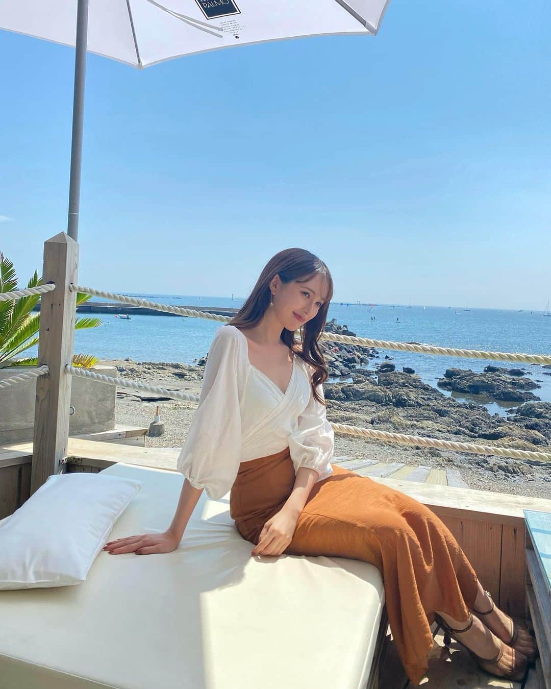 のインスタグラム：「🌺☀️ . . そしてtricca avedaの店舗に行く前に一足先に夏を感じてきました😙🌺 天気も良くてテラス席も中の席もおしゃれだった☺️ 一度だけプライベートで来たことがあったのですがテラス席気持ち良かったなー！また行きたい😆♪ . . #underthepalmo #cabon #triccaaveda #aveda #葉山 #葉山カフェ #テラスカフェ」