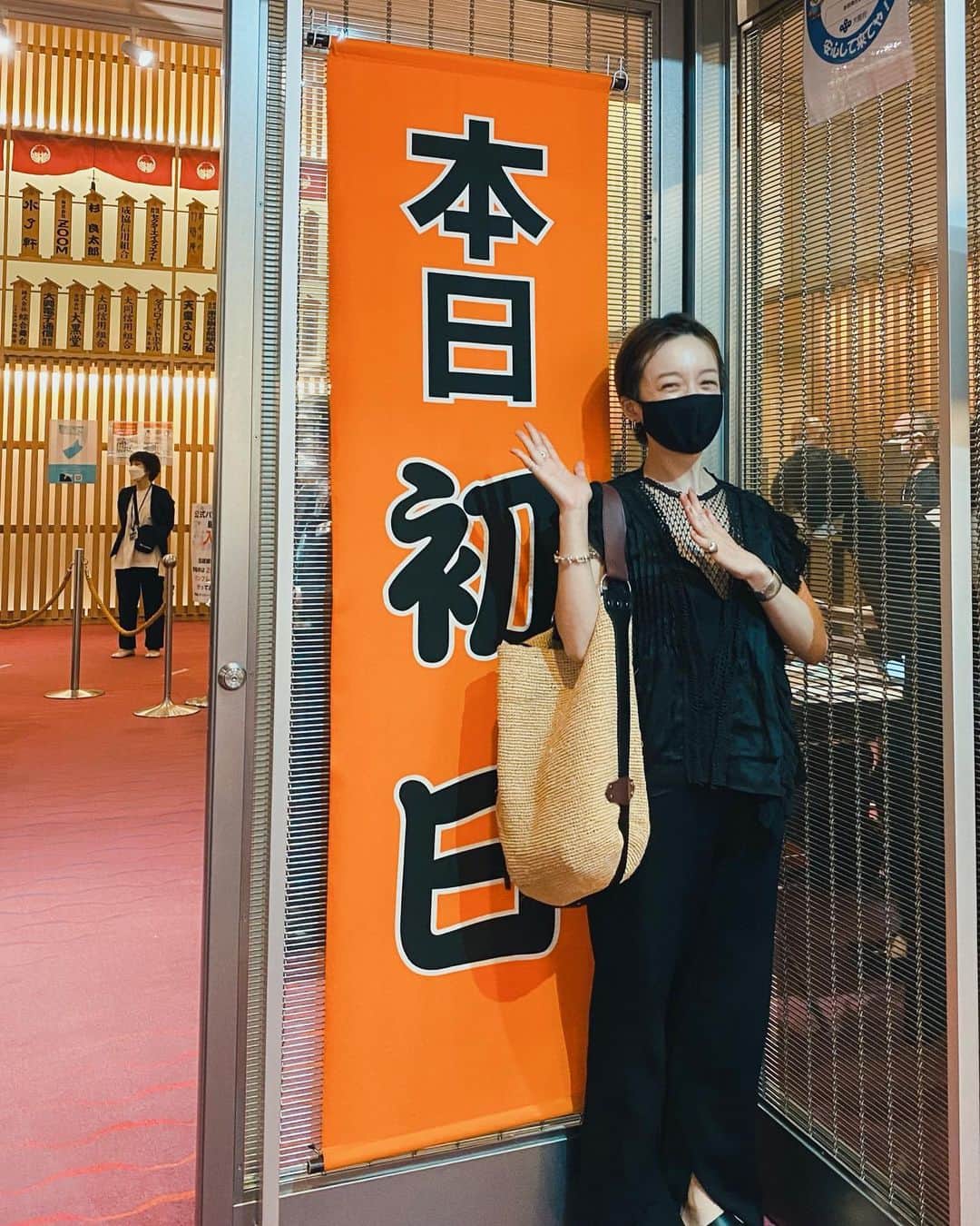 高山都さんのインスタグラム写真 - (高山都Instagram)「お仕事で神戸に来ています。 ので、これはチャンスだ！と東京公演を観て、もう一度観たかった舞台 #フェイクスピア の大阪公演をヘアメイクのちかちゃんと行ってきました。 しかも、なんてタイミングなんだの初日！ パズルのピースをはめていくみたいな答え合わせみたいな感覚で楽しめたおかわり観劇は、心から素晴らしくって、マスクの中に涙が溜まって大変だった。笑 凄まじいエネルギーに、ただただ生きよう！というパワーを貰えます。 ステージで起こるミラクル、感じた方たちと分かち合いたいわーって、ホテルへ向かう帰路も話が尽きませんでした。 明日からも逞しく明るく生きたいな。 晩ごはんは舞台の前に #台風飯店 へ。 配色も雰囲気もごはんも可愛くて、2年ぶりに来られてよかったー。」7月16日 1時01分 - miyare38