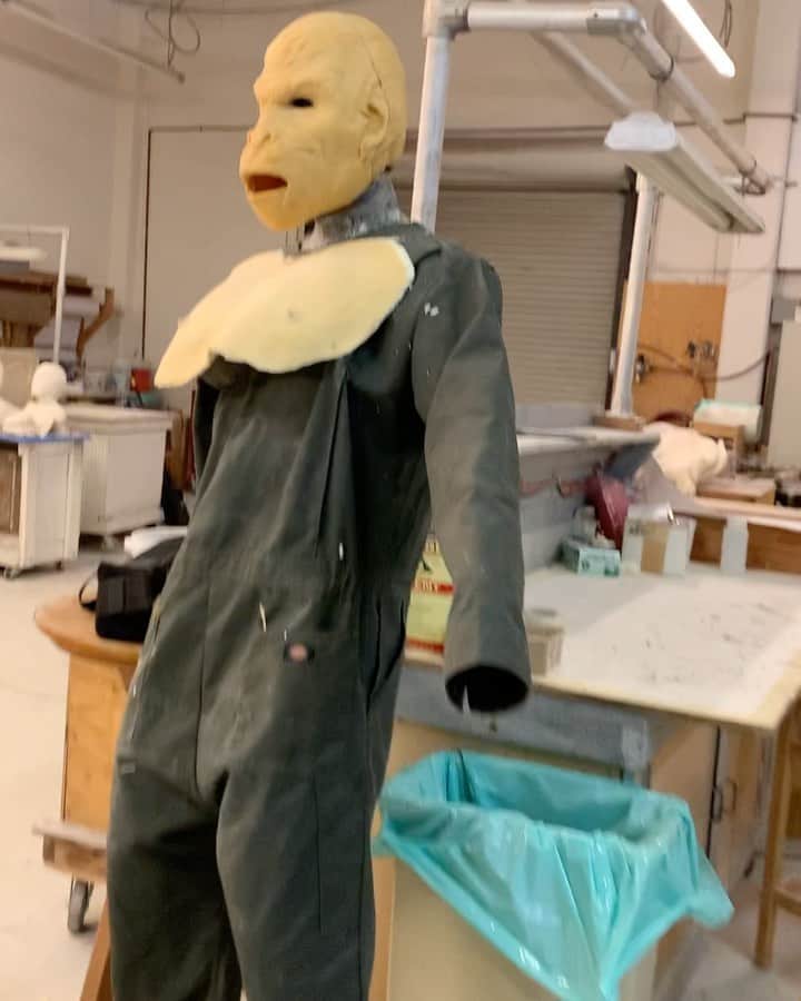 のインスタグラム：「A visit with Gabe Bartalos as he creates the monsters for #shakeyshiversmovie .」