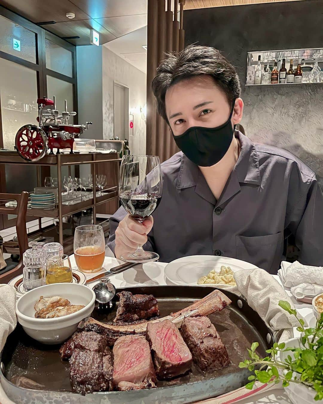 カブキンのインスタグラム：「本日グランドオープンの、 ステーキ屋さん🥩  最近ステーキ熱がすごい。 @entrecote134」