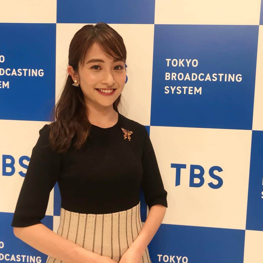 日比麻音子のインスタグラム：「お気に入りの大切なブローチをつけて お仕事を🦋。  この日は社員集会の司会をしました。 配信での集会です。 リモートにはだんだん慣れてきましたね リモートの際は離れているからこそ 勇気を出して、 たっぷりゆっくり間合いをとることを気をつけています。 うなづいてくれている姿をイメージしながら…👩‍💻💭  #TBS #日比麻音子 #ブローチ #ブローチコーデ」