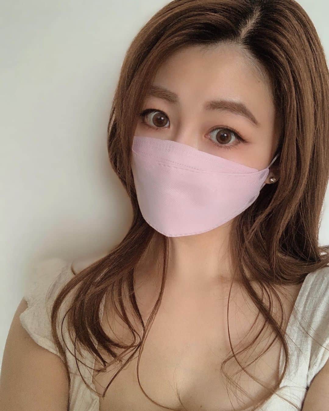 yukieのインスタグラム：「#victorianmask  このマスク３段形状になっているので、口元に空間ができて口紅が取れにくいです✨ ⁡ 他にはメガネが曇りにくかったり小顔に見せる効果も◎😊 ⁡ おすすめマスクです🤍 ⁡ ⁡ ⁡ ⁡ ⁡  ⁡ #マスク #マスクメイク #美容好きな人と繋がりたい  #マスク美容 #美容 #selfie #instagram #instagood #life #lifestyle #beauty #mask」
