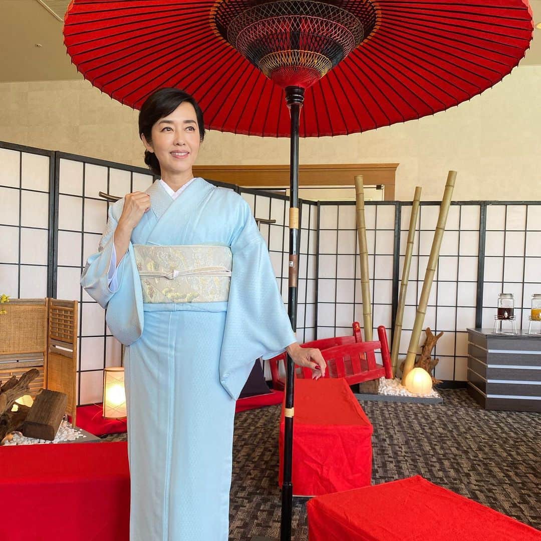 早見優さんのインスタグラム写真 - (早見優Instagram)「Kimonos instantly give  you a sense of calmness… There’s so much beauty in the works of the craft that go into making kimono and Obi belts.   #kimono #japan  #着物  #登美屋 Hair ornament @jane.aiko.yamano」7月16日 12時26分 - yuyuhayami