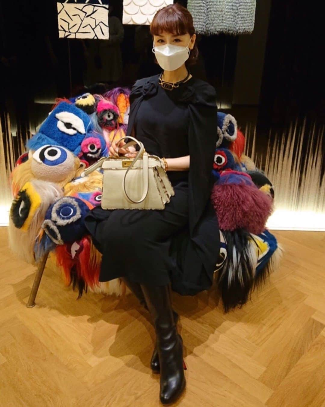 大地真央さんのインスタグラム写真 - (大地真央Instagram)「昨日、撮影のあとFENDI GINZAへ お買い物（╹◡╹） バッグバグズをあしらったア－ムチェアに座って…📸😊💞  #FENDI #キムジョーンズ  #カールラガーフェルド #モンスターチャーム  #バッグバグズ#BAGBUGS #アームチェア#カンパーナ兄弟」7月16日 12時40分 - daichimao_official