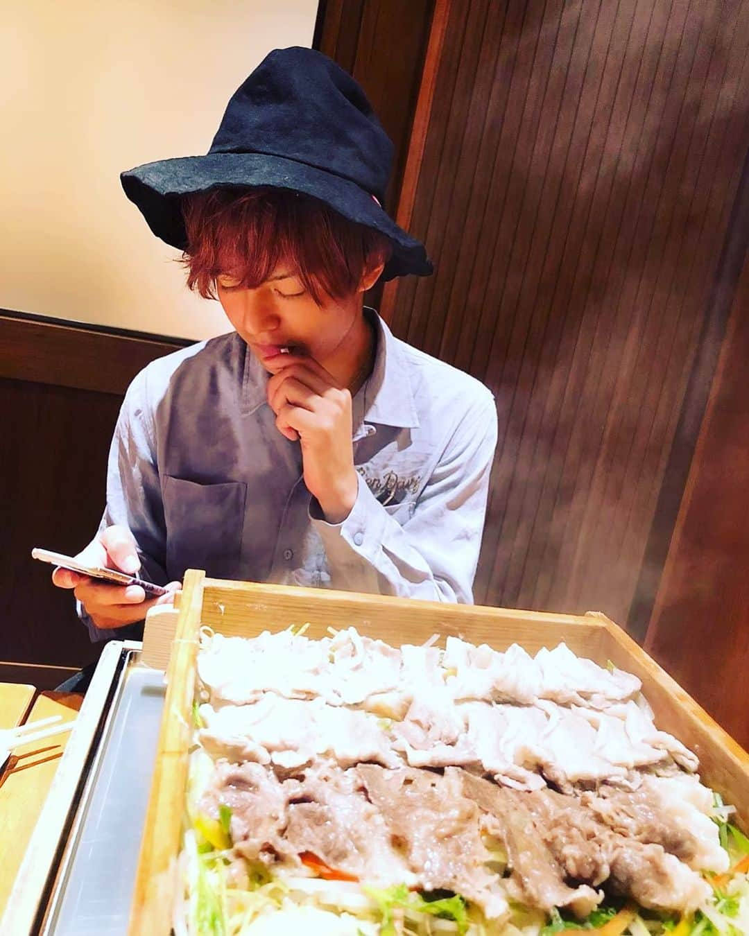 鈴木勤（ごんごん）さんのインスタグラム写真 - (鈴木勤（ごんごん）Instagram)「お久しぶりです。  びっくりするくらい自分に興味がなくなり どんどん太っていく一方です。  26くらいまで自分は老けないだろうなと 思ってたんですが　夢との追っかけっこを 辞めると　途端にガタが来ますね。  でも割と元気だよ。 結構幸せを感じれる日々も過ごしてる。 数年もしないうちに　え？ゴンくん？！ って事も起きそうな気がしてるし　そうなる様に邁進してる。  "どんな手でも使う" そんな事はいつになっても プライドが邪魔して出来なそうだけど 清く　正しく　美しく(は無くなった) の精神で　応援してた方々に　「残念だね」とは言わせない様　毎日を過ごして行きます。  親は大好きかもだけど　 悪ガキで　どうしようも無かったボクを 育てて　形作ってくれたのは"世間"だと思うし 支えてくれて　輝かせてくれたのは　応援してくれた方々だと思ってる。  少し散歩くらいのつもりで遠回りをしてみたんだけど　離れた場所から　自分を見ると あぁとてもいい場所に居たなと思う。  でもそこに居続けちゃダメだったから 駆け足でその場所を捨てて　また違った自分に為ろうとしてます。勿論ダメだなあって凹む瞬間はあるけれど。  だから　一緒に頑張ろうね。 負けちゃ嫌だよ？！  あぁやべっ！死ぬ！！ って思った時こそ　悪戯にニヤって 笑ってみて下さい。  それでもダメなら僕にDMしてね。  それじゃ　また。 お互い信じた道を突き進んでいこうね。 出来たらその道の途中でまた会いましょう。  yell and yell ✌️」7月16日 5時35分 - gonsuzuki0425