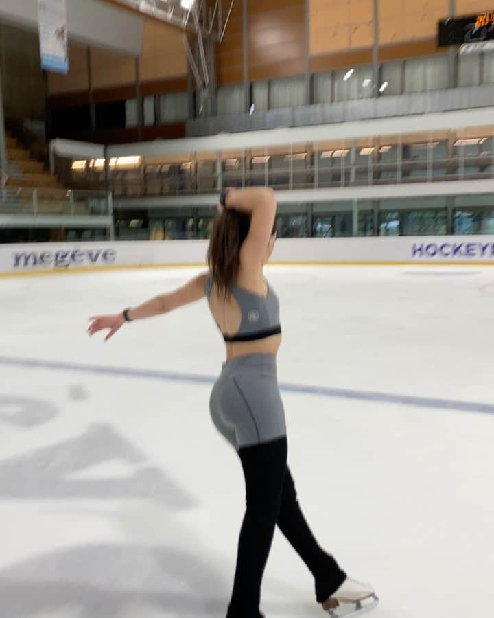 セリア・ロブレドのインスタグラム：「After a few long and intense days of coaching in Megève I got the chance to skate a bit for myself 🤍 I’m so happy to be back on the ice ❄️   Gracias por el outfit precioso @doctorpatin」