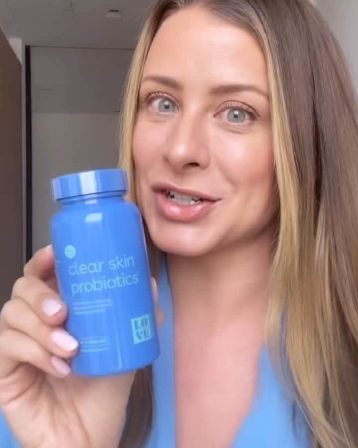 ロー・ボスワースのインスタグラム：「Welcome to the @lovewellness fam, Clear Skin Probiotics 💙 Have you guys had a chance to try it yet?」