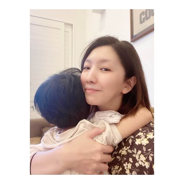 瀬奈じゅんさんのインスタグラム写真 - (瀬奈じゅんInstagram)「⁡ ⁡ 普段はあまり甘えんぼさんではなく、なかなか硬派な息子。(都合のいい時だけ突然赤ちゃんになったりしますが…) 最近は抱っこしてーとか、くっついてきたりはあまりありません。 ⁡ でも雷は相当怖いようで、雷が鳴るとこうなります。 ⁡ だから母は……雷が大好きですっ！！ ⁡ ⁡ #4歳児 #親バカ部 #硬派 #雷 #しがみつく息子 #ニヤける母 #最近雷多いね #こんなだったっけ ？ #雷鳴ると #エッフェル塔が心配になる #パリ空脳 …笑。 #瀬奈じゅん」7月16日 6時41分 - junsena_official