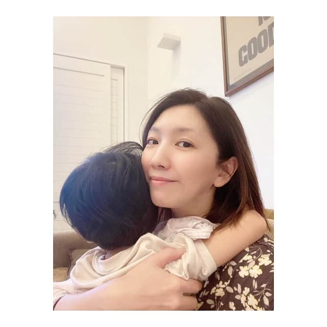 瀬奈じゅんさんのインスタグラム写真 - (瀬奈じゅんInstagram)「⁡ ⁡ 普段はあまり甘えんぼさんではなく、なかなか硬派な息子。(都合のいい時だけ突然赤ちゃんになったりしますが…) 最近は抱っこしてーとか、くっついてきたりはあまりありません。 ⁡ でも雷は相当怖いようで、雷が鳴るとこうなります。 ⁡ だから母は……雷が大好きですっ！！ ⁡ ⁡ #4歳児 #親バカ部 #硬派 #雷 #しがみつく息子 #ニヤける母 #最近雷多いね #こんなだったっけ ？ #雷鳴ると #エッフェル塔が心配になる #パリ空脳 …笑。 #瀬奈じゅん」7月16日 6時41分 - junsena_official