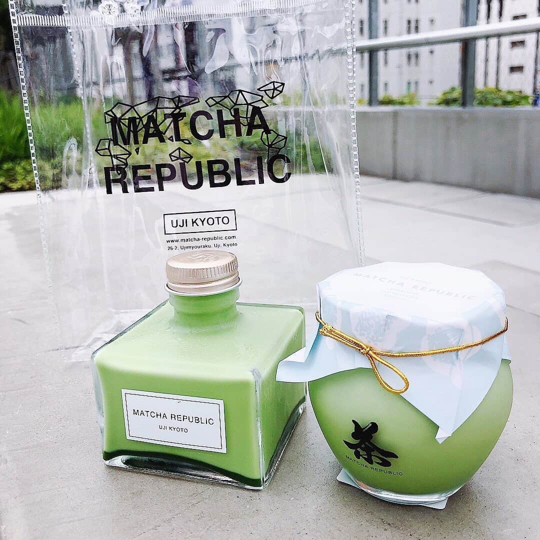 小島夕佳のインスタグラム：「🕊.*  京都に本店を構えている 「MATCHA REPUBLIC」が東京初出店！ 7.15(木)渋谷ヒカリエにて期間限定Openしたばかり  メンバーのくらげとスタッフさんと 開店前から並んできました☺︎ おしゃれすぎて動揺する。笑 後日動画upされるのでお楽しみにっ  宮下公園はじめて聞いたしはじめて行ったけど ビーチエリアがあったりロッククライミングとか スケボーが出来る場所まであって充実していた…！  #matcha #matchalatte #pannacotta #matcharepublic #kyoto #shibuyahikarie #miyashitapark #kamenjoshi #pinkcrackers  #🍵#🌿 #🍃 #🍀 #💚 #🥛 #🍮 #💗 #🎉」