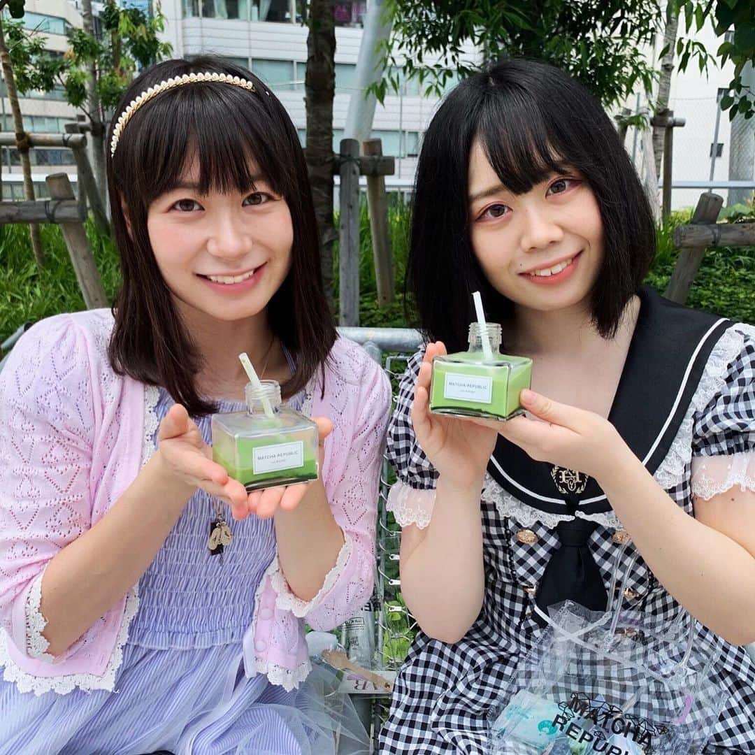 小島夕佳さんのインスタグラム写真 - (小島夕佳Instagram)「🕊.*  京都に本店を構えている 「MATCHA REPUBLIC」が東京初出店！ 7.15(木)渋谷ヒカリエにて期間限定Openしたばかり  メンバーのくらげとスタッフさんと 開店前から並んできました☺︎ おしゃれすぎて動揺する。笑 後日動画upされるのでお楽しみにっ  宮下公園はじめて聞いたしはじめて行ったけど ビーチエリアがあったりロッククライミングとか スケボーが出来る場所まであって充実していた…！  #matcha #matchalatte #pannacotta #matcharepublic #kyoto #shibuyahikarie #miyashitapark #kamenjoshi #pinkcrackers  #🍵#🌿 #🍃 #🍀 #💚 #🥛 #🍮 #💗 #🎉」7月16日 8時08分 - kojimayuukataso