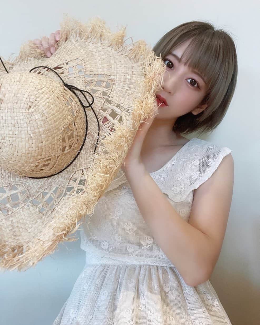 美羽えりのインスタグラム：「夏のお嬢さん👒🍉✨ . #夏 #ショートヘア  #麦わら帽子  #ワンピース  #撮影会モデル  #summer #shorthair  #model #idol #cosplayer  #japan #tokyo 🗼」