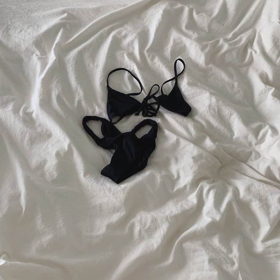 のインスタグラム：「Summer's coming🧉🤍👙  . 昨日りなと夜ランしながら夏の思い出話に花が咲きました🌼」