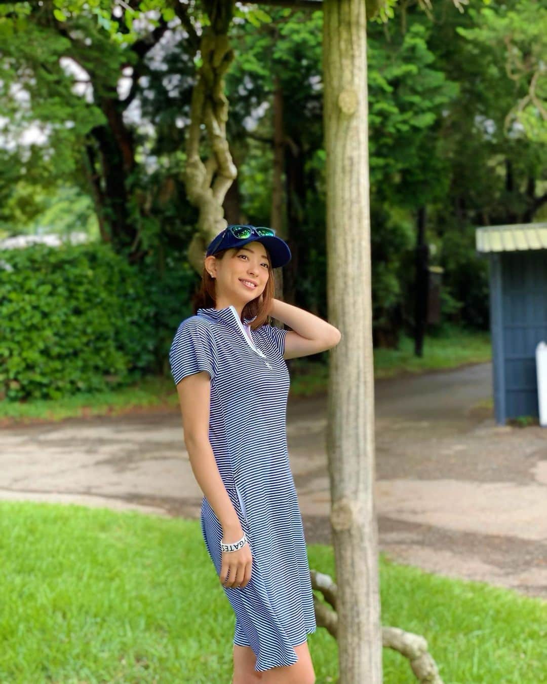 RIKAのインスタグラム：「. ヒラヒラのワンピース👗 腕につけてるのは虫除けなんです。 @pearlygates_official  . 蚊に刺された事ないけどね😅 . 朝一スルーは気持ちがいい💖 . . . #ゴルフ#golf#⛳️#ゴルフ女子#ゴルフ好き#ゴルフウエア#ゴルフコーデ#ゴルフスイング#골프 #골프웨어 #골프스윙 #여행 #해외여행 #골프스타그램 #골프중독 #와인 #소주 #좋은시간#パーリーゲイツ#ブヨ対策」