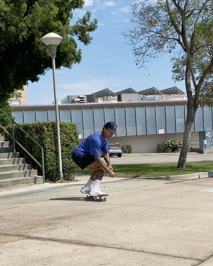 ナイジャ・ヒューストンのインスタグラム：「Streets will always be the best training. States graphic goes live tmrw at noon🇺🇸 First 100 signed! @disorder」