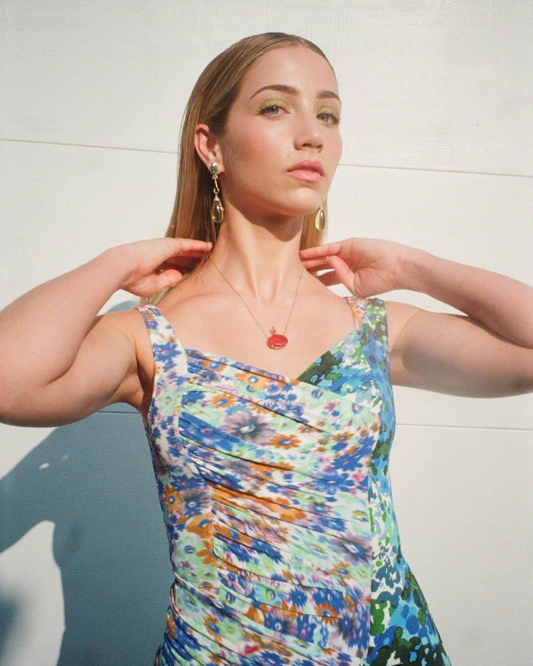エミリー・ラッドのインスタグラム：「#fearstreet1666 premiere last night 🪲 ⁣ styling⁣ @itsamandalim assist @cassielainejohnson  jewels⁣ @danielavillegasjewelry  hair⁣ @ryanrichman (cut by @salsalhair color by @mizzchoi) makeup⁣ @melissa.hernandez  ⁣ @netflix @netflixfilm」