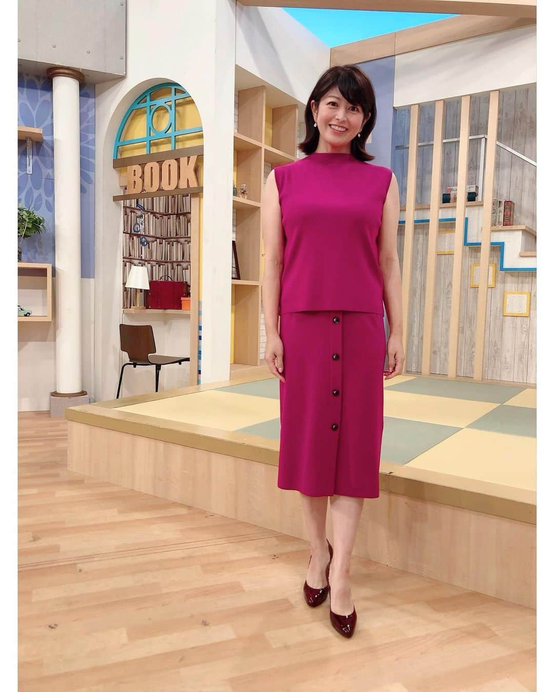 森麻季のインスタグラム：「👕📺  とっても綺麗な色でした @pinkyanddianne_official   夏物買いましたか？私は夏のSALEでちょこちょこっと。 息子を寝かしつけてからポチッとすることが多いです  #pinkyanddianne  #ピンキーアンドダイアン  #女神のマルシェ  #衣装 #日テレ」