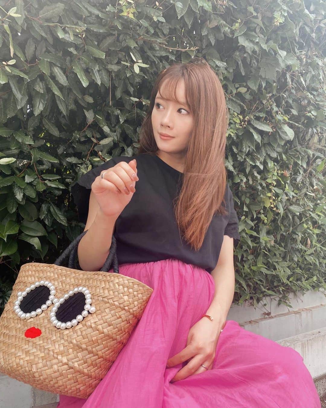 畠中清羅 のインスタグラム：「_  少し光沢感のあるこのトップスが とってもお気に入りで着回しが沢山できる！  @classicalelf_official 🤍🤍  デニムに合わせてもスカートでも🌈 繊細な袖のレースが可愛くて上質な生地感だから 高見えしそう😳！！  #classicalelf #クラシカルエルフ　#エルフコーデ #マタニティコーデ #妊婦コーデ」