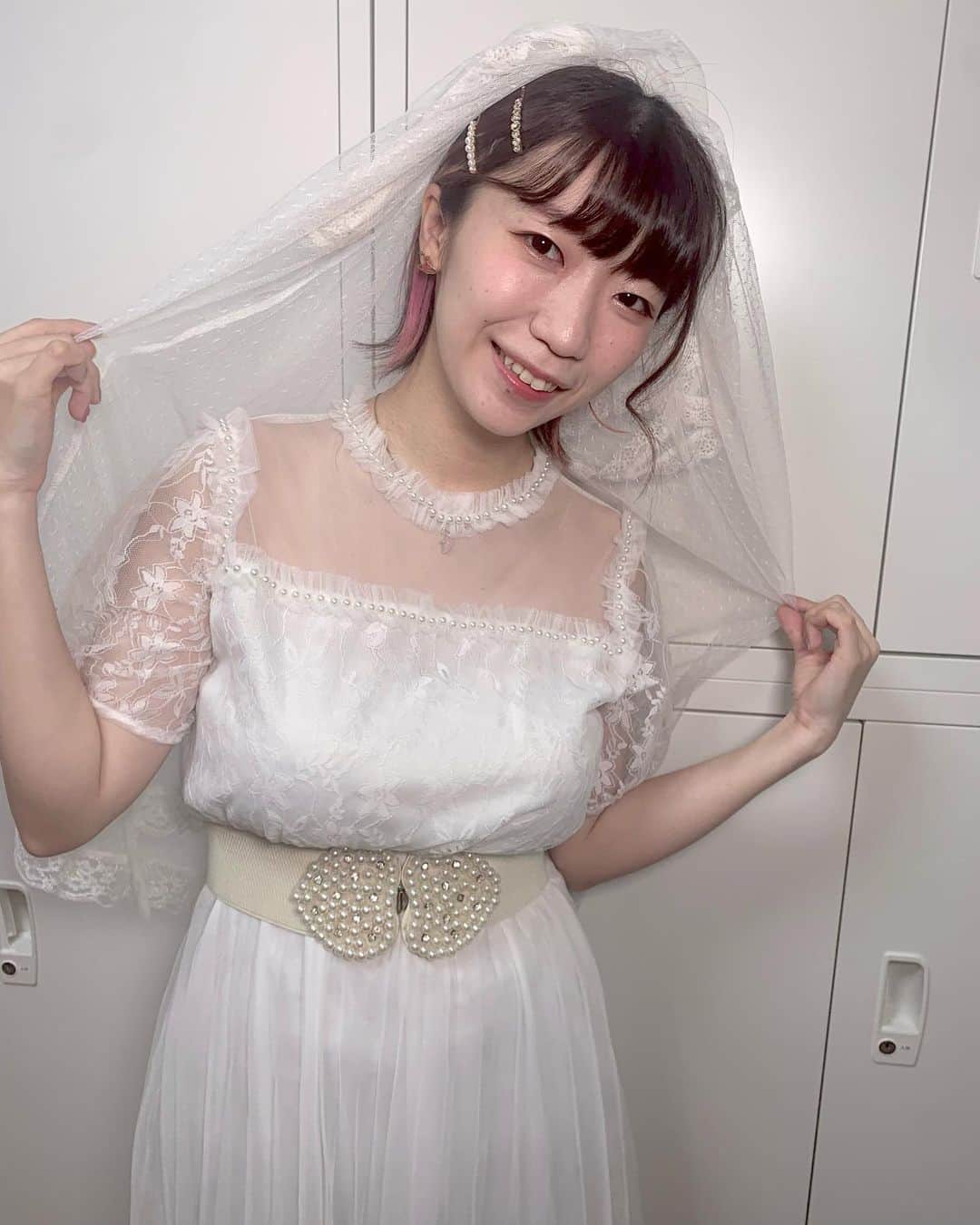 ぱいぱいでか美のインスタグラム：「ノリで入籍してみたらええやん . 先月の受注チェキのテーマは「ジューンブライド」だったので 衣装こんな感じでした〜💐 ジューンブライドって言ってたのにチェキのお届け7月になっちゃってごめんね🙏🏻🙇‍♂️ ちなみに頭につけたベール風なものは レースのスカートをピンで留めました😂😂😂 買ってくれた人ありがとうね！ . 毎月恒例の受注チェキですが今月はお休みします！ なぜなら、でか美祭のグッズが大量に出るからです……！ 受注商品含めて通販始まってますのでぜひ！ ほんと全部おすすめーーー！ ハイライトにリンク貼っておきます！ . #ぱいぱいでか美 #でか美ちゃん #でか美祭 #チェキ #グッズ」