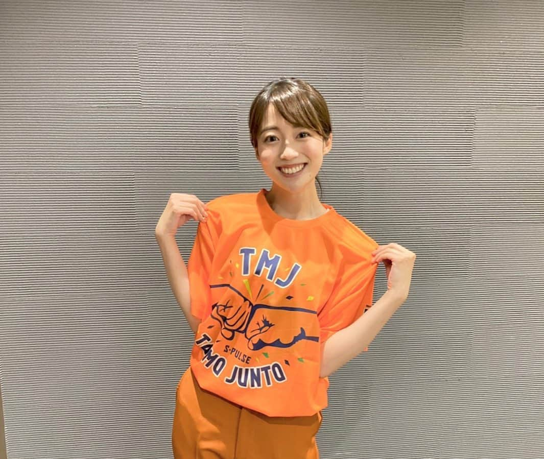 澤井志帆さんのインスタグラム写真 - (澤井志帆Instagram)「. 2021.7.16 ⁡ 清水エスパルスのオリジナルTシャツを着用しました😊 偶然、この日穿いていたボトムスと色合いがバッチリでした✌🏻🧡 ⁡ ------------------ ⁡ 清水エスパルスは、7月17日(土)川崎フロンターレ戦にて『ブラジルデー』イベント開催！ 来場先着5,000名様に『オリジナルTシャツ』をプレゼント‼ ⁡ 今年のブラジルデーのキーワードは「TAMO JUNTO（＝TMJ）」 「私たちは一緒！」という意味から、「任せといて！」「問題ないよ！」など親愛なる仲間たちが使う合言葉らしいです。 皆さん、IAIスタジアム日本平でブラジルデーTシャツを着て、一緒に戦いましょう！ ⁡ #spulse #エスパルス #JLeague #Jリーグ #Soccer #サッカー #Football #フットボール #ブラジルデー #TamoJunto #清水エスパルス #オリジナルTシャツ #アナウンサー」7月16日 21時37分 - shiho_sawai