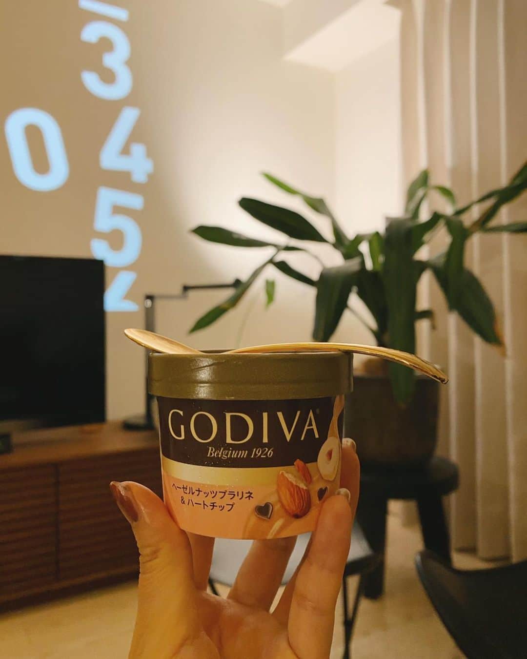 田中里奈さんのインスタグラム写真 - (田中里奈Instagram)「金曜日の夜のご褒美GODIVA🍨 今週は予定を詰め込んじゃったので、一人でまったり至福のGODIVAタイム♡  今夜はプラリネ気分だったので、ヘーゼルナッツプラリネ＆ハートチップ味。 これ、チョコの歯応えがたまらなくて好きなのです。 GODIVAのアイスはチョコ欲とアイス欲を両方贅沢に叶えてくれるからいい…！  昔から、大きな仕事が一区切りした時とか、贅沢系アイスを自分にご褒美で買って一人で小さく打ち上げする派。 そういう時間がたまらなく幸せなんだよな〜。 心の余裕がない時も、冷凍庫にGODIVAが眠ってると思うと優しくなれるから不思議だ🍨  #godiva #ゴディバ #ゴディバアイス #ご褒美ゴディバ #金曜夜お疲れ様 #PR」7月16日 21時43分 - tanakaofficial