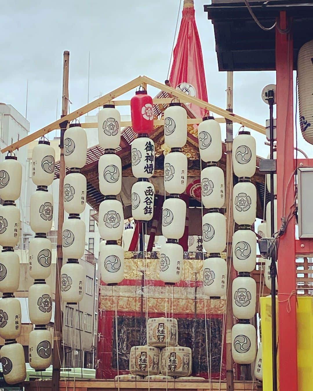 松川浩子さんのインスタグラム写真 - (松川浩子Instagram)「夏が来ました。  去年に引き続き 山鉾巡行は中止ですが 今年は一部の山鉾が建てられ 神事は執り行われるとのこと。  京都の街に降り立ったら タイムスリップしたような感覚に。 いくつか建てられた山鉾が 歴史の長さを語っていました。  明日は前祭。 観覧はできませんが、 京都の夏を少しばかり 味わえました。  #京都#Kyoto#祇園祭り #函谷鉾 #京都に住んでると実はあまり行かない？#そろそろ浴衣着たい #京都に嫁ぐ#京都人」7月16日 22時05分 - hiroko_matsukawambs