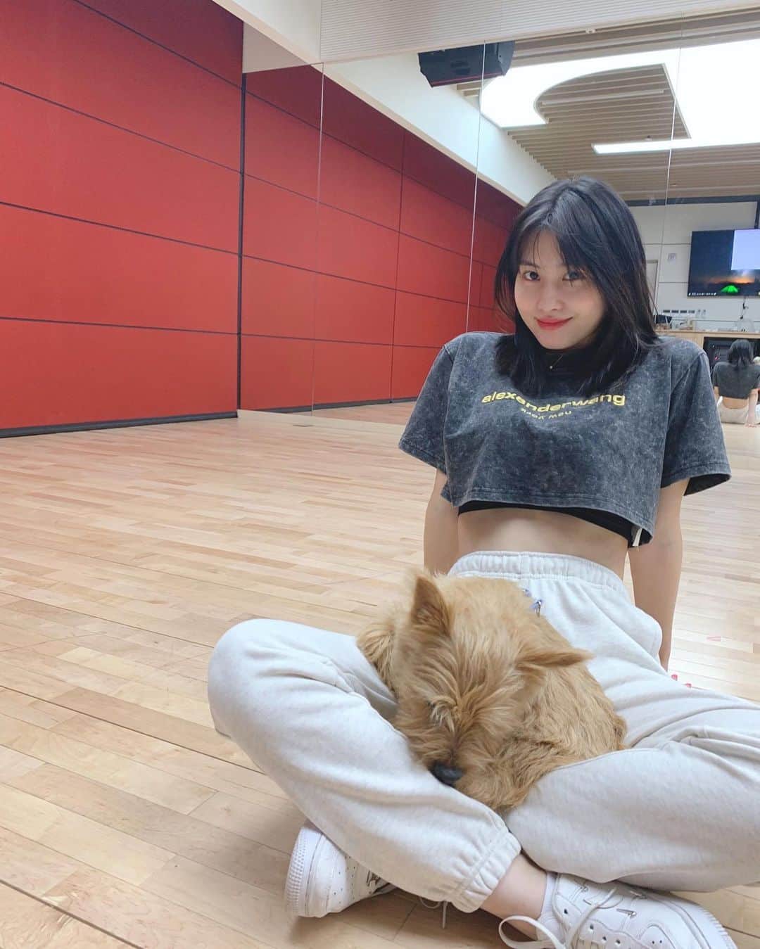 モモのインスタグラム：「her dance practice outfits are just 🥰❤️ -  #MOMO #트와이스 #모모 #平井もも #もも #TWICE」