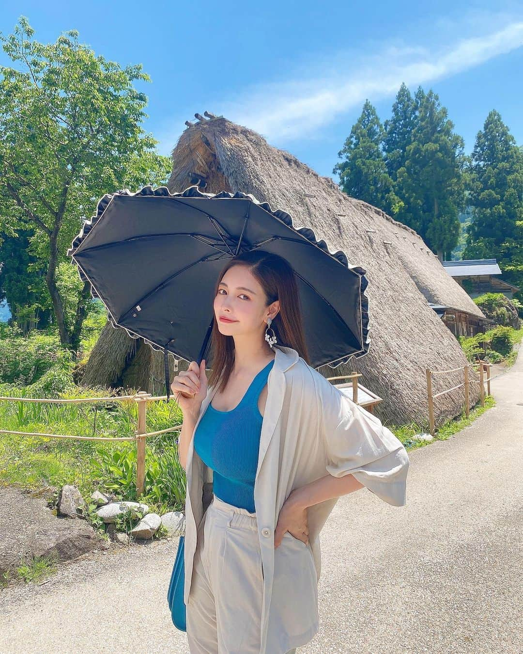 得あゆさんのインスタグラム写真 - (得あゆInstagram)「合成したみたいな写真たち。笑 写真撮る時だけ日傘とります⛱→ 絶対に日焼けしたくない😉  ・ ・ ・ 世界遺産⛰五箇山合掌造り🙏🏻 (この写真は6/1〜6/3聖火リレーのため 富山に行った時の写真です)  set up : @gydajp sneaker : @michaelkors  ・ ・ ・ ・ ・ ・ ・ ・ ・ ・ ・ #富山県#南砺市#五箇山#世界遺産#合掌造り#富山#田舎#日本の絶景#日本の風景#合掌造り集落#富山ランチ#五箇山ランチ#富山グルメ#富山旅行#富山観光#インスタ映え#カメラ女子#家族旅行#聖火ランナー#聖火リレー#富山旅行#白川郷#大人可愛い#子育てママ#ママコーデ#赤ちゃんのいる暮らし#セットアップ#エルメス家族旅行#toyama#gasshozukuri#hermesbag」7月16日 22時08分 - tokuayu819