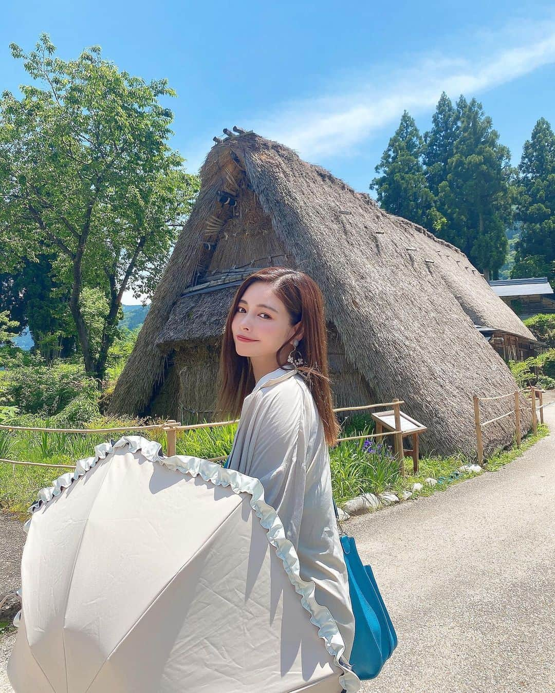 得あゆさんのインスタグラム写真 - (得あゆInstagram)「合成したみたいな写真たち。笑 写真撮る時だけ日傘とります⛱→ 絶対に日焼けしたくない😉  ・ ・ ・ 世界遺産⛰五箇山合掌造り🙏🏻 (この写真は6/1〜6/3聖火リレーのため 富山に行った時の写真です)  set up : @gydajp sneaker : @michaelkors  ・ ・ ・ ・ ・ ・ ・ ・ ・ ・ ・ #富山県#南砺市#五箇山#世界遺産#合掌造り#富山#田舎#日本の絶景#日本の風景#合掌造り集落#富山ランチ#五箇山ランチ#富山グルメ#富山旅行#富山観光#インスタ映え#カメラ女子#家族旅行#聖火ランナー#聖火リレー#富山旅行#白川郷#大人可愛い#子育てママ#ママコーデ#赤ちゃんのいる暮らし#セットアップ#エルメス家族旅行#toyama#gasshozukuri#hermesbag」7月16日 22時08分 - tokuayu819