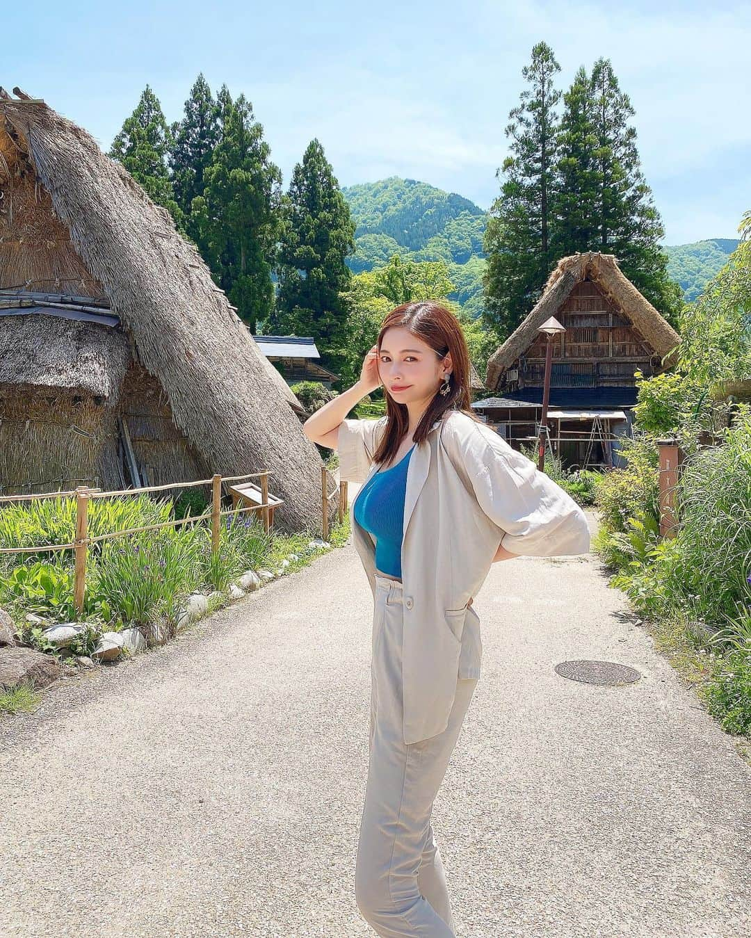 得あゆさんのインスタグラム写真 - (得あゆInstagram)「合成したみたいな写真たち。笑 写真撮る時だけ日傘とります⛱→ 絶対に日焼けしたくない😉  ・ ・ ・ 世界遺産⛰五箇山合掌造り🙏🏻 (この写真は6/1〜6/3聖火リレーのため 富山に行った時の写真です)  set up : @gydajp sneaker : @michaelkors  ・ ・ ・ ・ ・ ・ ・ ・ ・ ・ ・ #富山県#南砺市#五箇山#世界遺産#合掌造り#富山#田舎#日本の絶景#日本の風景#合掌造り集落#富山ランチ#五箇山ランチ#富山グルメ#富山旅行#富山観光#インスタ映え#カメラ女子#家族旅行#聖火ランナー#聖火リレー#富山旅行#白川郷#大人可愛い#子育てママ#ママコーデ#赤ちゃんのいる暮らし#セットアップ#エルメス家族旅行#toyama#gasshozukuri#hermesbag」7月16日 22時08分 - tokuayu819