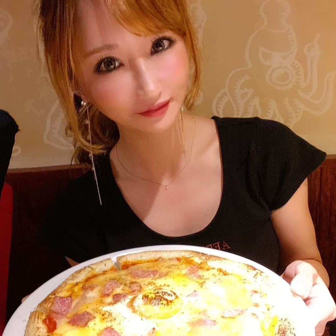 岩城まりこのインスタグラム：「ピザ好き🍕 最近グルテン中毒だから、ピザとかパンとかしか食べてない気がする🥺 ⁡ ⁡ ⁡ ⏩⏩⏩ 大人気のダーマペン💉 ニキビ跡やクレーター・毛穴に悩んでる方は是非💓 シェリーこだわりの施術方法です💆‍♀️ ⁡ ⁡ ⁡ 🏥SHERIE CLINIC 💉ダーマペン ⚠️発赤、皮向け、色素沈着 💰¥9,800 （初回） 📲クリニックアカウント @sherie_clinic  ⁡ ⁡ #シェリークリニック #sherieclinic #美容皮膚科 #美容整形外科 #美容整形 #整形 #クリニック #美容クリニック #新宿 #キャバ嬢 #ホスト #ダイエット #痩せたい #美容ナース #美容看護師 #ナース #看護師 #ギャル #可愛い #ママ #ママさん #働くママ #ダイエット #女社長 #女性社長 #キャリアウーマン #社長 #経営者 #ダーマペン4 #ダーマペン」