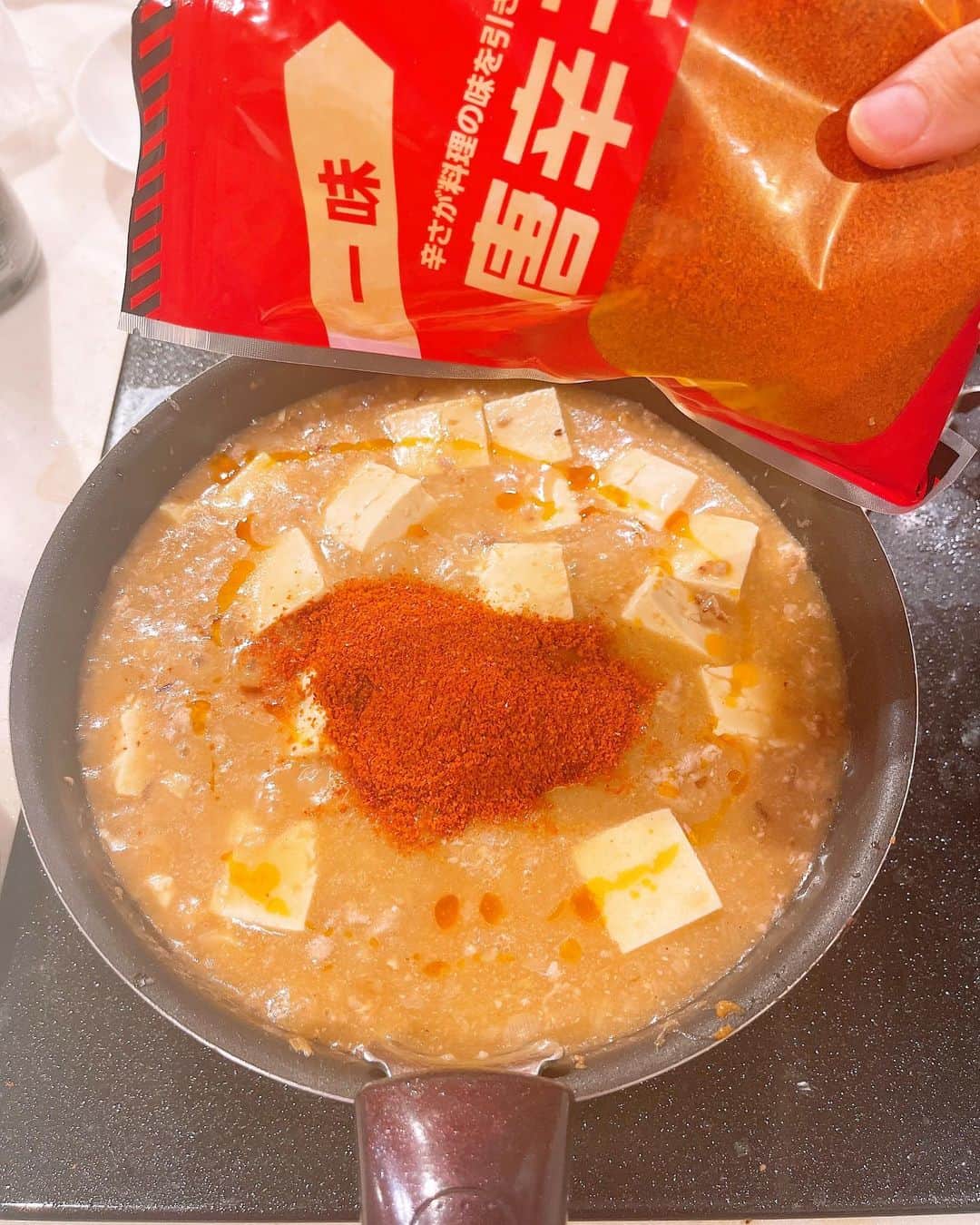 みきママさんのインスタグラム写真 - (みきママInstagram)「【激おこマーボーです！！】  どいつもこいつも怒らせやがって！！くっそー！！（息子やら、はやパパやら。）  激辛麻婆豆腐を食べて怒りを発散するぞー‼️日本のお味噌で麻婆豆腐が作れます✨作り方は100たのに載っています✨  一味唐辛子をたっぷり入れてやりました。←自分が食べるやつ。  ヒー‼️辛いー‼️  汗が滝です。そしたらさ、怒りがスッキリおさまりました✨✨✨  激おこ味噌マーボー、まじおすすめです👍👍👍  #みきママ　#激怒り　#激おこ #味噌マーボー　#麻婆豆腐　#100たの」7月16日 13時49分 - mikimama_official