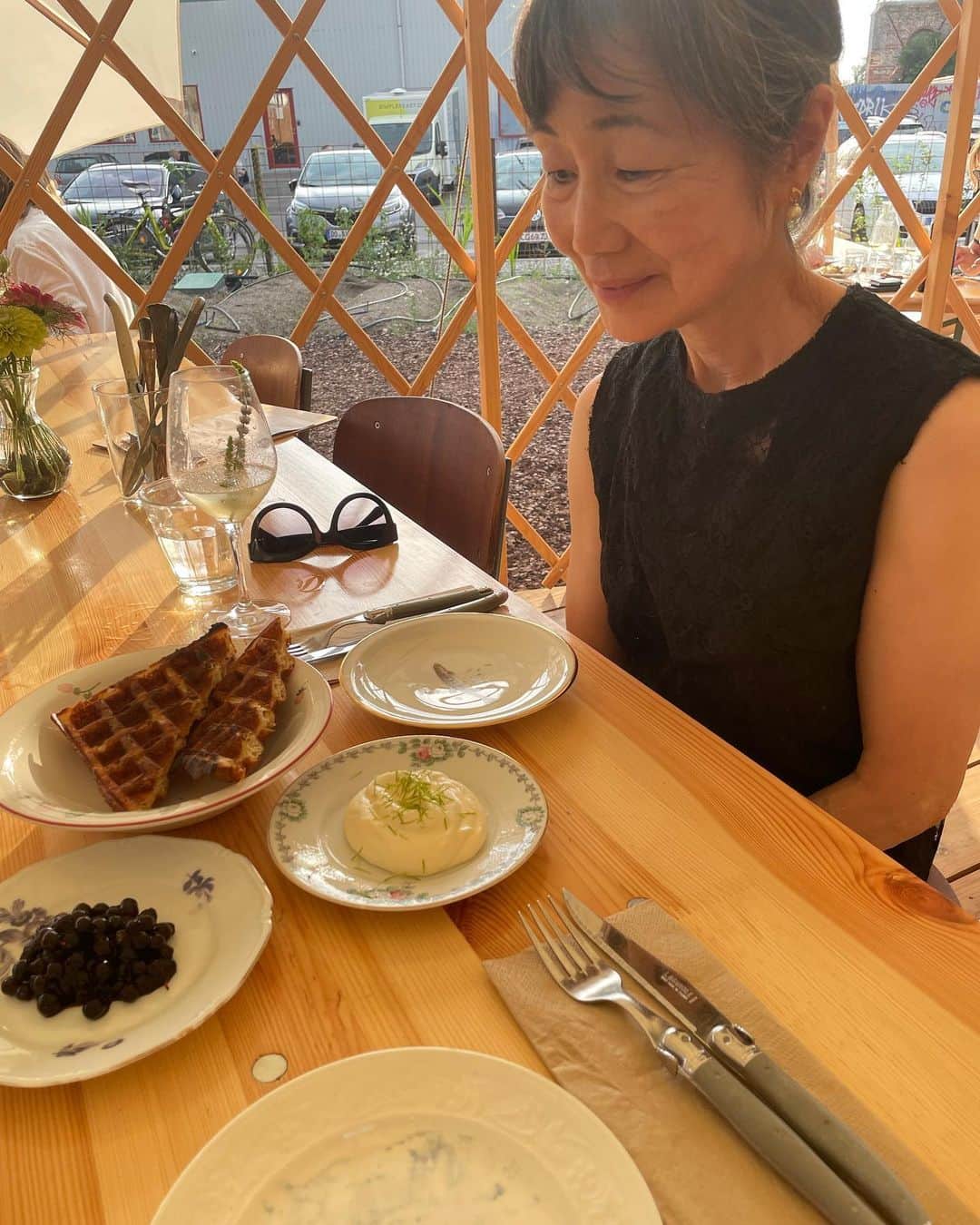 冨田麻耶さんのインスタグラム写真 - (冨田麻耶Instagram)「今年オープンした @oenshave でディナー🤍 毎年5月から10月までしかやっていない、期間限定な場所☀️  スーパーカジュアルなムードで外やテントの中でダイニングしました🍽  庭で採れた野菜やハーブを使っている料理は、シンプルでとても美味しかったです💚」7月16日 14時37分 - mayacph