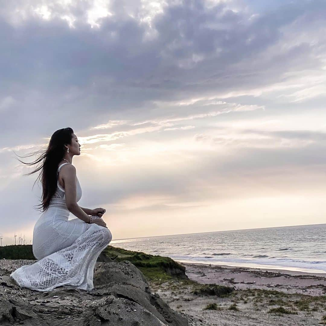 AYAMEのインスタグラム：「#beach#amazingview#whitedress#allwhite#longhair#nature#naturephotography#photogenic#summertime#vacay#ocean#blogger#bloggerlife#bloggerstyle」