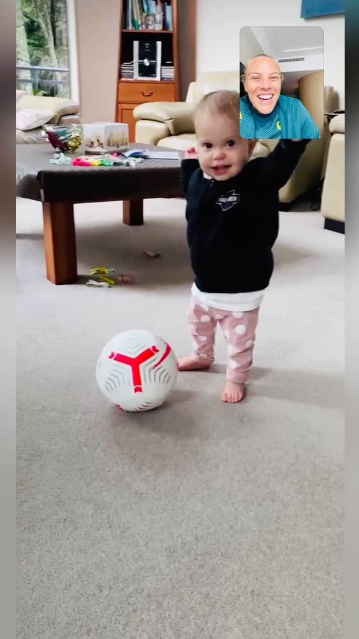 タメカ・バットのインスタグラム：「#babyballer #10monthsold」