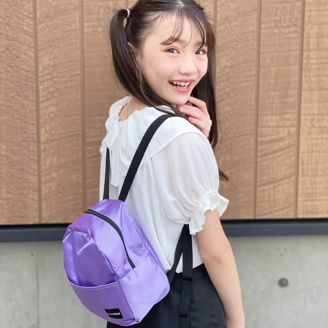 ニコ☆プチのインスタグラム：「あんにゃのふろくの使い方💜 モノトーンコーデに合わせるプチモ、多し⁉️ . .  大好きな紫色のリュックだよん💜 いろんなテイストに合う魔法のリュック!!🔮 あんにゃはお出かけに持っていくものを入れたよ☺️ コンパクトで可愛いけど 中は広々してて何でも入っちゃう😳 みんなも夏のオシャレ楽しんでね🍉🌴 . . .  #ニコプチ #ニコプチふろく #プチモのふろくの使い方  #ニコプチふろくのある生活  #ニコプチスクール #ふろく #星乃あんな」