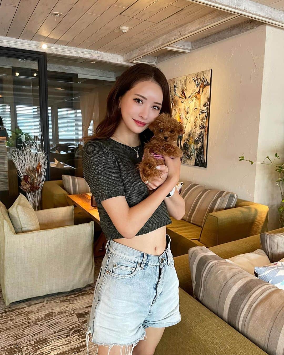 のインスタグラム：「写真フォルダにたらこの写真は 大量にあるのに2人で写ってるの あんまりないから撮ってもらった☺️きゅん .   @lapis_chihiro のところで マツエクリペアしてきたのでお顔濃いめ👀 マツエクしてると 本当に化粧しなくなるww ちひろさん上手くて本当いつも お世話になってます🙏🤍ちひろ様々。 私のインスタ見たでお得な割引も あるので是非だよん📝 . それにしても最近暑くて暑くて🌞 カジュアルなお洋服ばっかり🍹  @ambientofficial のこのショート丈サマーニット可愛すぎて色違いも買おうか迷ってるところ🤣w 楽で可愛いというのが1番幸せ。 . . #lapis #マツエク #ラピス #ambient #ootd #167cmコーデ #へそ出し」