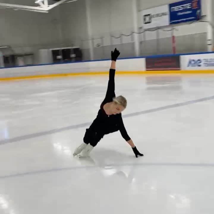 キーラ・コルピのインスタグラム：「@lumikuningatarfi treeneissä💃🏼 Ihana olla jäähallissa näillä helteillä😅 ja muutenkin - luomassa jotain uutta🙏🏼🌟🌟  Musiikki: Tuomas Kantelinen Koreografia: @reijaware」