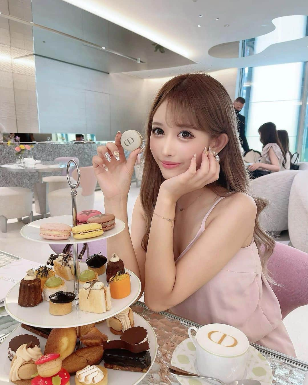 伊藤桃々さんのインスタグラム写真 - (伊藤桃々Instagram)「可愛すぎた空間🍰🍩🍴✨  #diorカフェ」7月16日 16時57分 - __peachstagram__