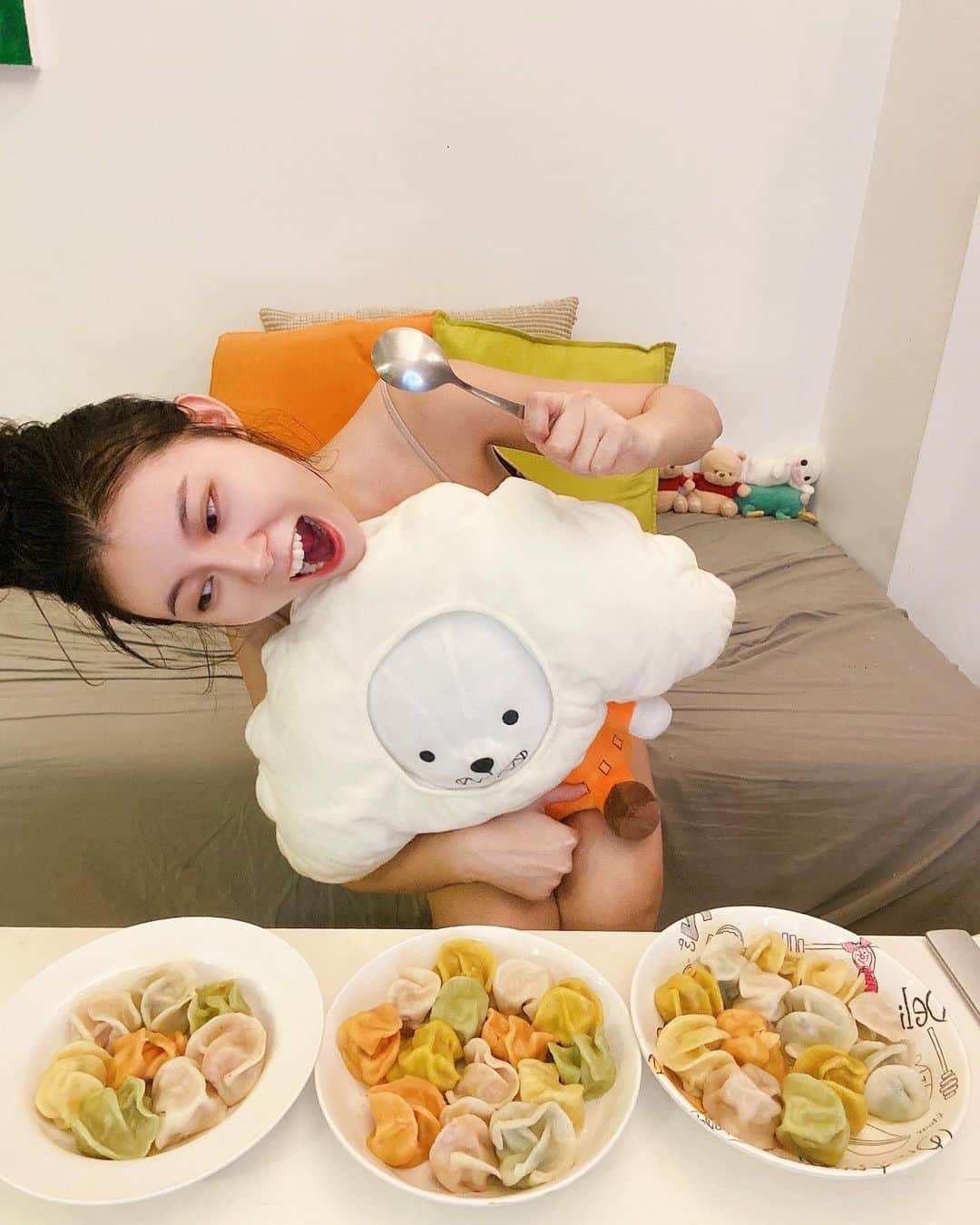 張香香のインスタグラム：「數數看有幾顆🥟？🤪 我最愛吃的水餃就是八方！ 每種口味各下個5顆 煮起來顏色好Q💕 下回再來挑戰煎餃的部份😚  有人跟我一樣也愛八方嗎？🙋🏻‍♀️ 生鮮全品項給它訂好訂滿！ 隨時都能吃到😳 幸福就是這麼簡單🤤❤️ 真滴太方便了～～～ @bafangtw #八方雲集水餃 #八方生鮮購物網 #八方雲集餃餃」