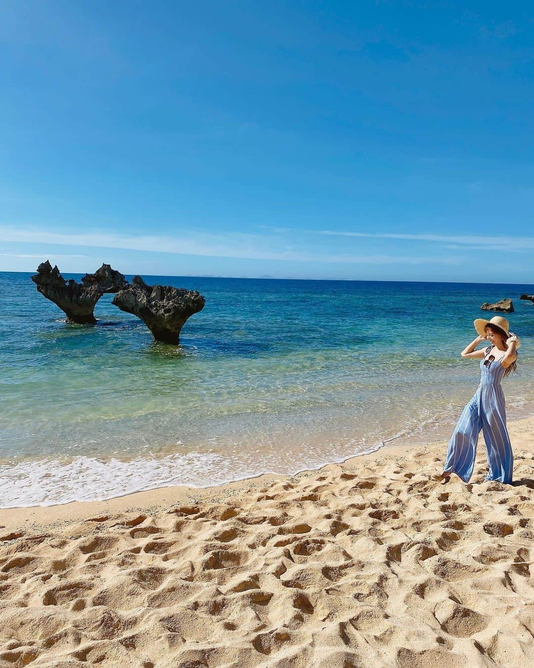 AIさんのインスタグラム写真 - (AIInstagram)「ビーチで遊べないから、ティーヌ浜の砂浜うろちょろして1人で遊んでた😂ww ＊ ＊ #沖縄 #古宇利島 #ハートロック #ティーヌ浜 #ティーヌ浜ハートロック #ビーチ #砂浜 #砂浜散歩 #あい散歩 #お散歩 #ハート岩 #ハート岩ビーチ」7月16日 17時44分 - ai.0909.ai